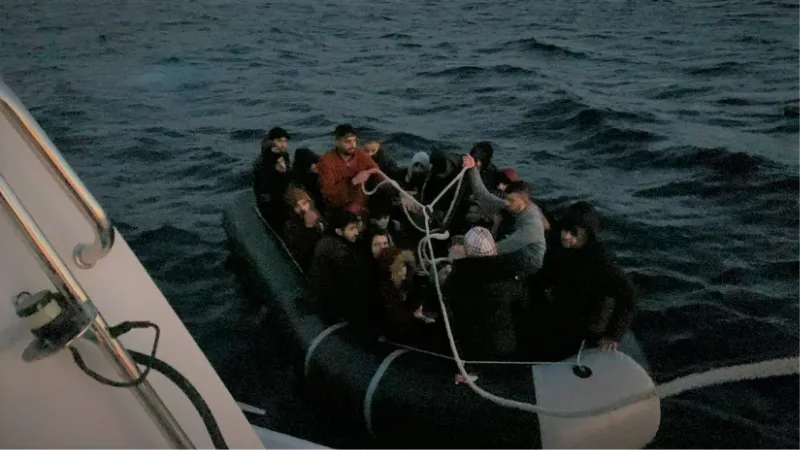 Türk kara sularına geri itilen 22 kaçak göçmeni Sahil Güvenlik kurtardı