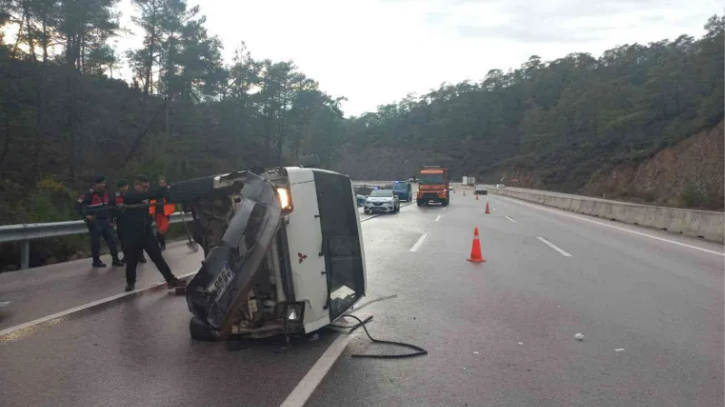 Fethiye’de minibüs devrildi: 4 yaralı