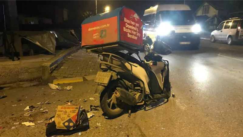 Servis minibüsü ile motosiklet çarpıştı: Domino’s Pizza kuryesi ağır yaralandı