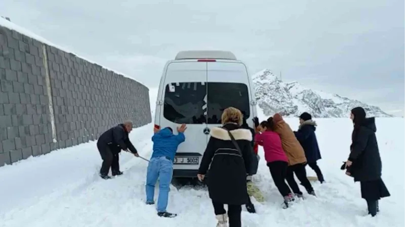 Nemrut Dağı’nda mahsur kalan 14 turist kurtarıldı