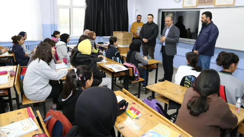 Adıyaman’da öğrencilere kırtasiye seti dağıtıldı