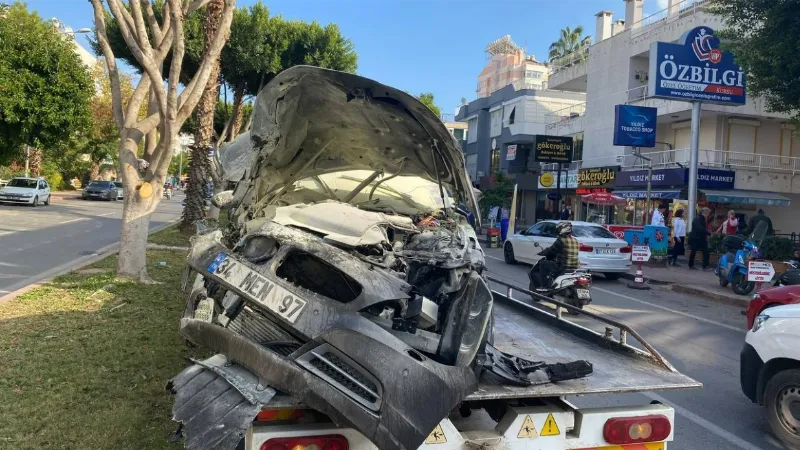 Ağaca çarparak durabilen lüks otomobil hurdaya döndü