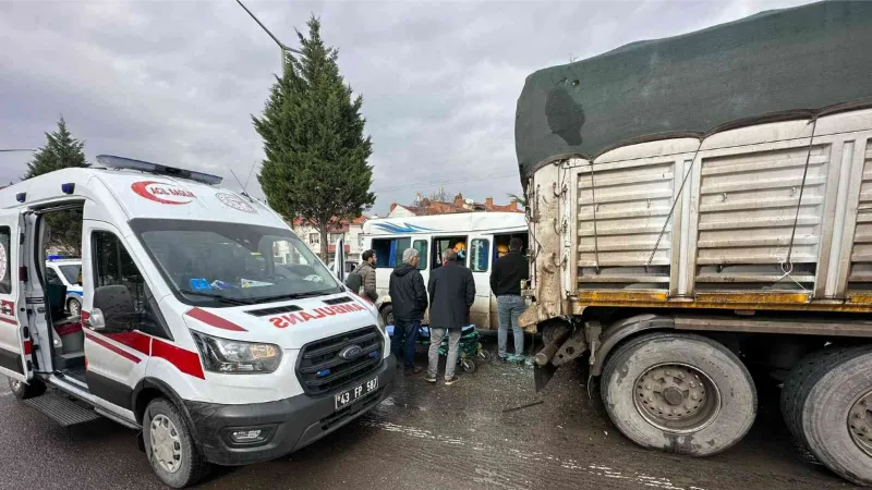 Tavşanlı’da trafik kazası; 2 yaralı