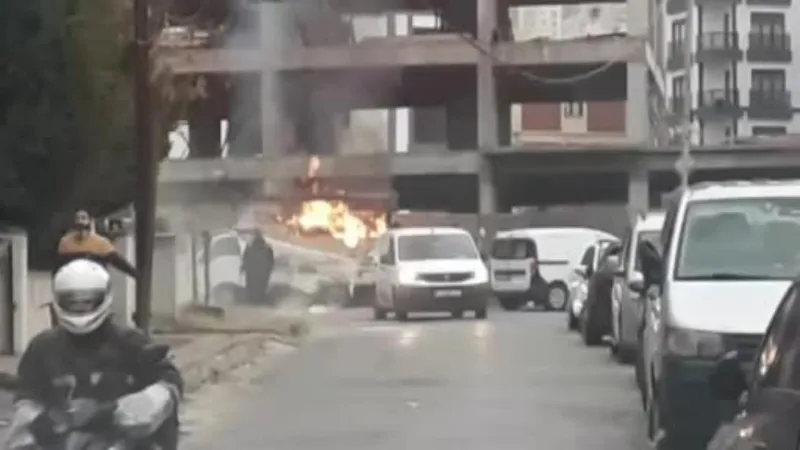 Maltepe’de kağıt yüklü kamyonet alev alev yandı