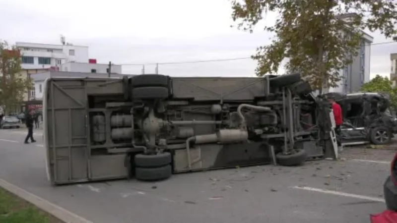 Servis minibüsüyle ile 5 aracın karıştığı kazada yaralı sayısı 17’ye çıktı