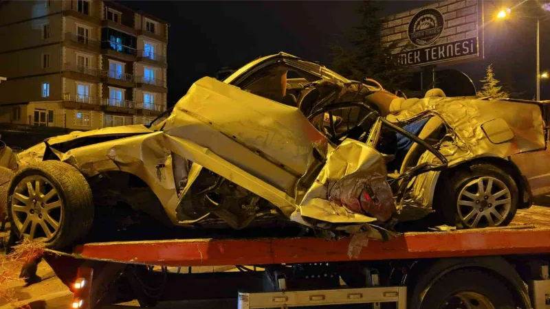 Isparta’da meydana gelen kazada otomobil hurdaya döndü: 2 yaralı