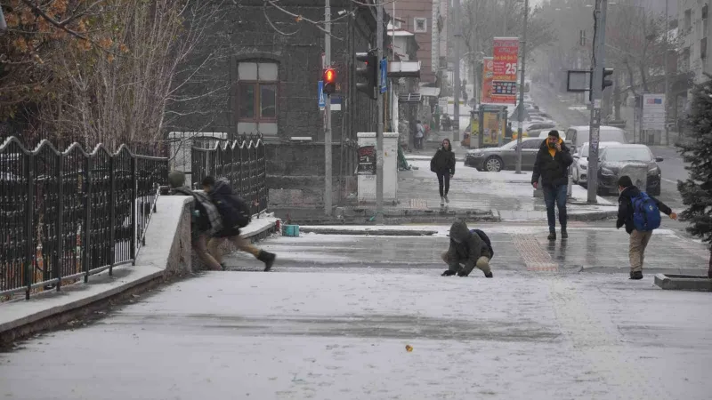 Kars’a mevsimin ilk karı yağdı