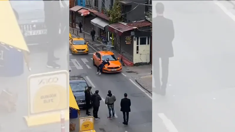 Beyoğlu’nda araçların önünü kesti, taksinin kaputunun üzerine yattı