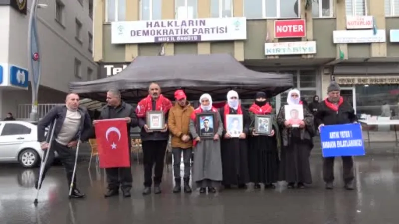 Annelerden yağmur altında evlat nöbeti