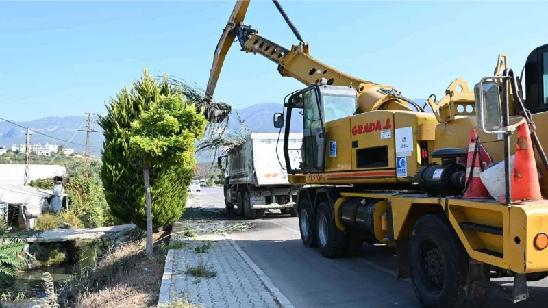 Demre’de yağmur suyu kanalları temizleniyor