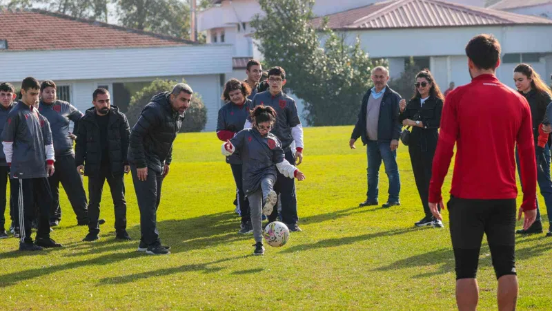 Özel öğrenciler Samsunsporlu futbolcular ile maç yaptı