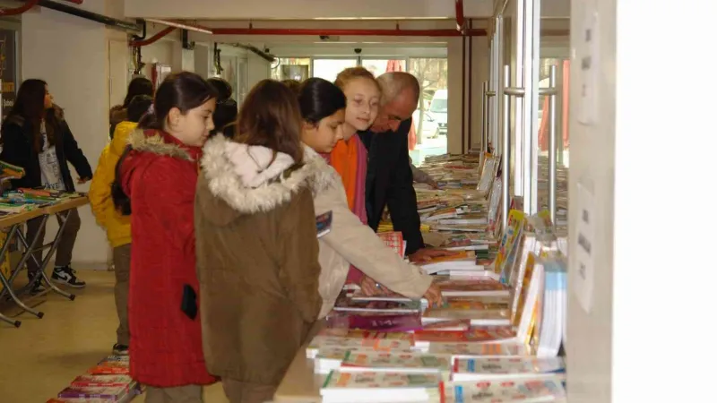 Kitap fuarına öğrencilerden yoğun ilgi