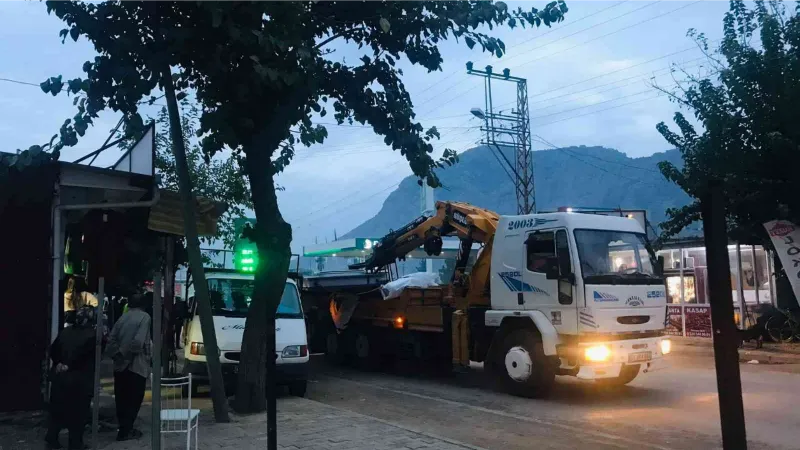 Vincin çarptığı park halindeki transit  savruldu yayayı yaraladı