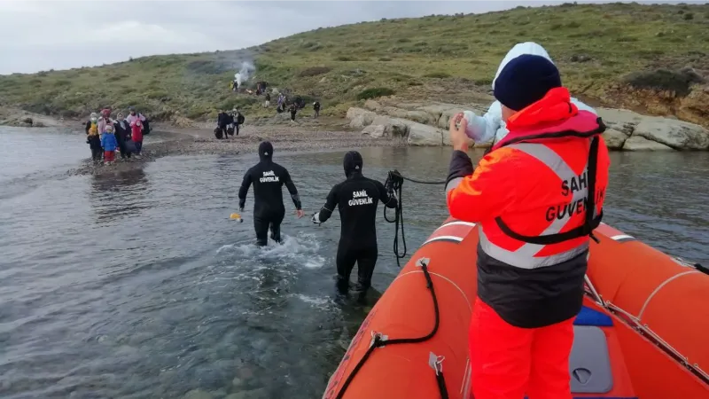 Adada mahsur kalan 28 düzensiz göçmen Sahil Güvenlik tarafından kurtarıldı