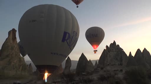 Kapadokya’da sıcak hava balonları Romanya bayrağıyla havalandı