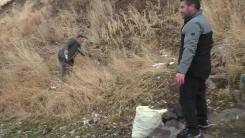 Palandöken’den hem doğal kaynak suyu alıyor hem de çevre temizliği yapıyorlar