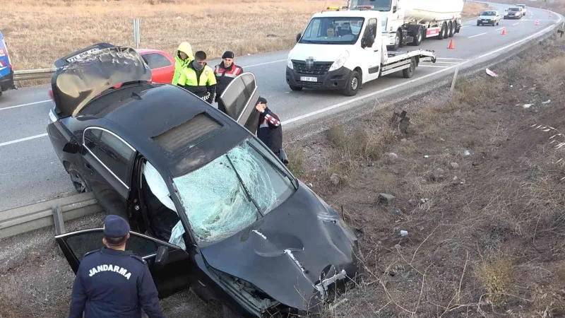 Trafik levhalarına çarpan otomobil 150 metre sürüklendi: 2 yaralı