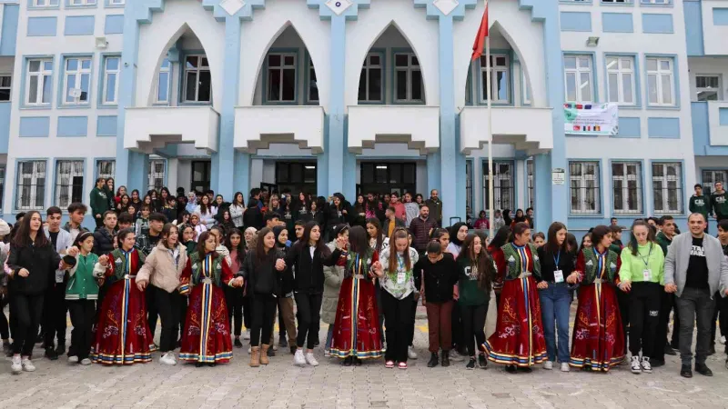 Fransa ve Romanyalı öğrenciler halay çekip keledoş yedi