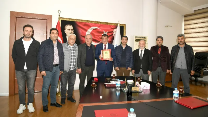 Başkan Gürkan’a esnaflardan plaket