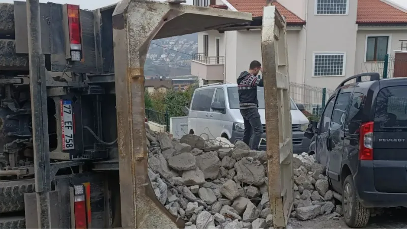 Yalova’da moloz yüklü hafriyat kamyonu devrildi