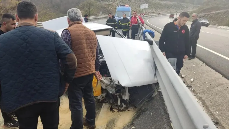 Kontrolünü kaybeden sürücü bariyerlere çarparak durabildi