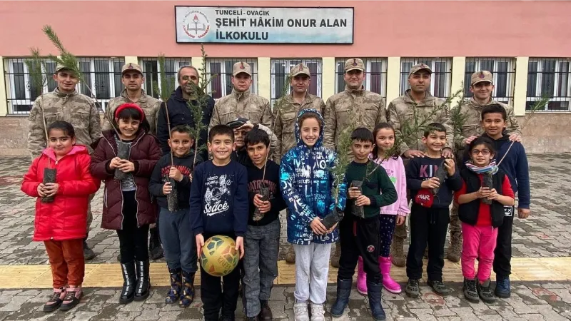 Tunceli’de jandarma, öğrencilerle birlikte fidan dikti