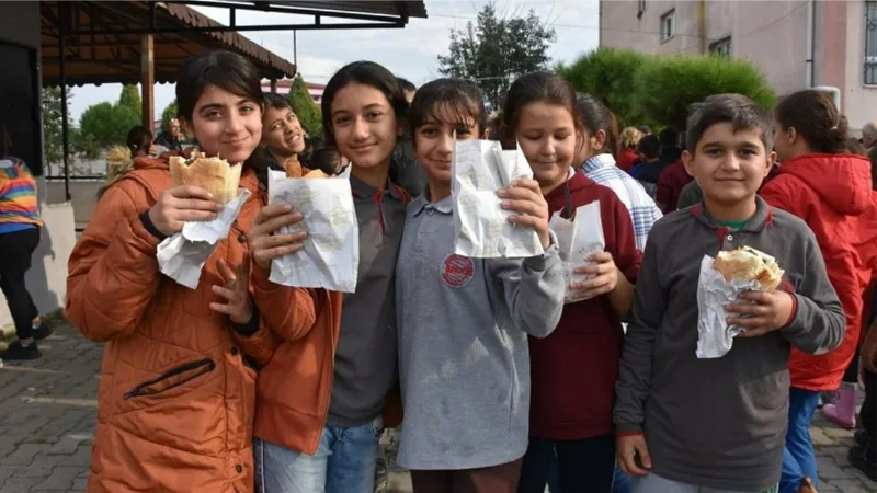 Germencik’te 700 öğrenciye balık ekmek dağıtıldı