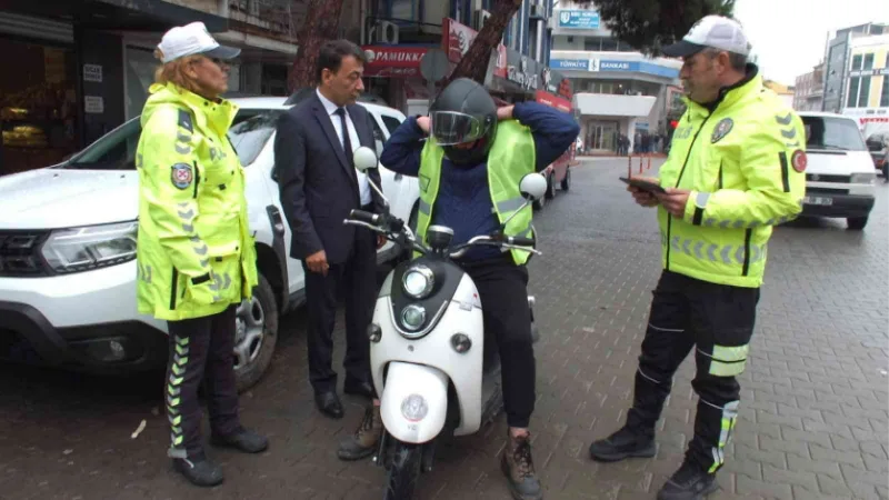 Balıkesir’de polis ceza için değil, yelek hediye etmek için durdurdu