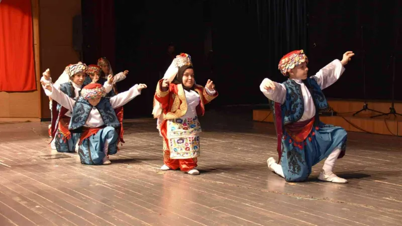 Engelliler resim, el işi ve folklorde hünerlerini sergiledi