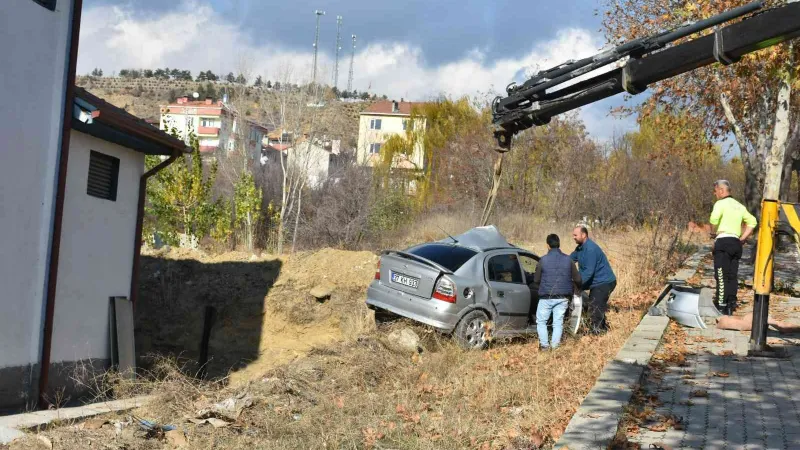 Yoldan çıkan otomobil şarampole uçtu: 2 yaralı