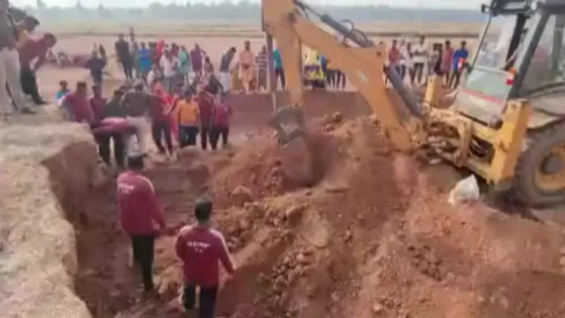 Hindistan’da kil madeni çöktü: 7 ölü