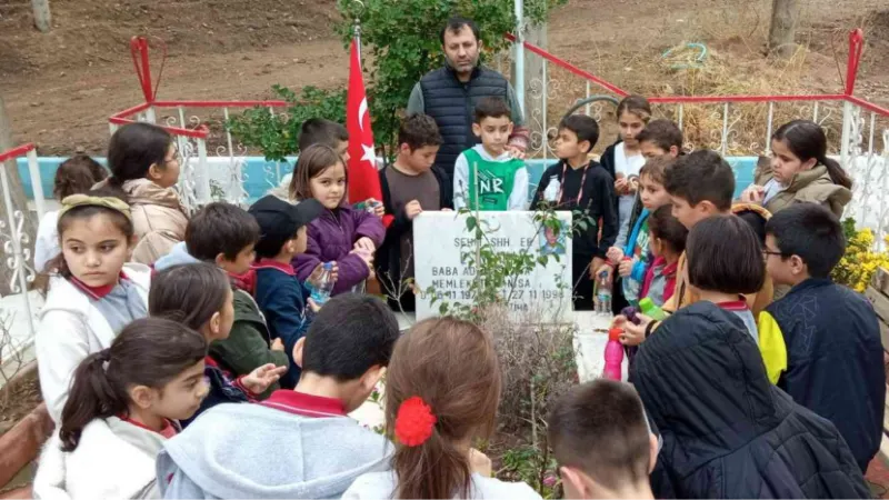 İsmini taşıdıkları şehidin mezarını ziyaret edip dua ettiler