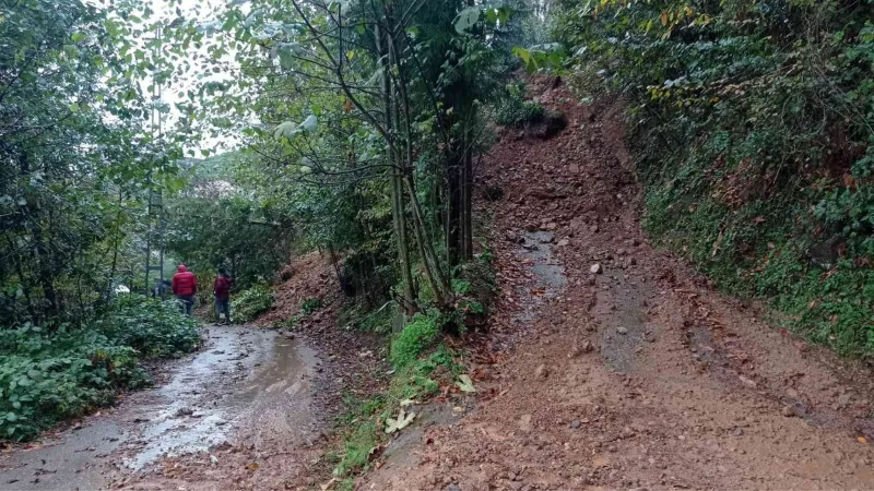 Rize’de heyelan nedeniyle kapanan 2 köy yolu için çalışmalar sürüyor