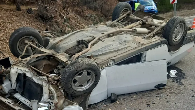 Takla atan otomobildeki 5 kişi yaralandı