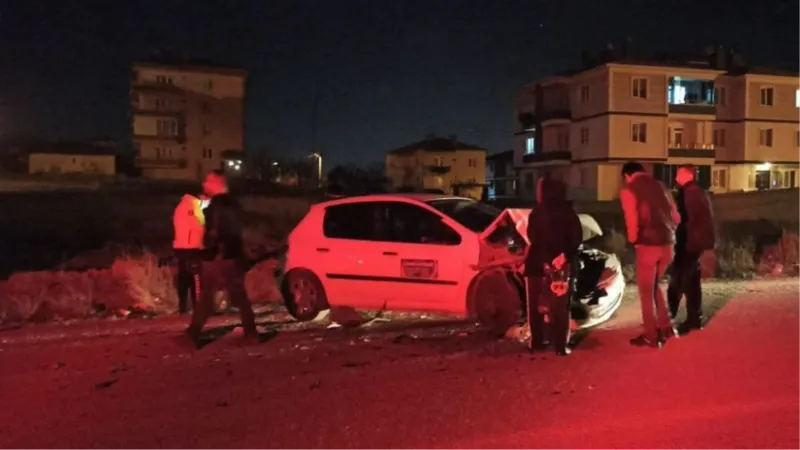 Kontrolden çıkan araç park halindeki otomobile çarptı: 2 yaralı
