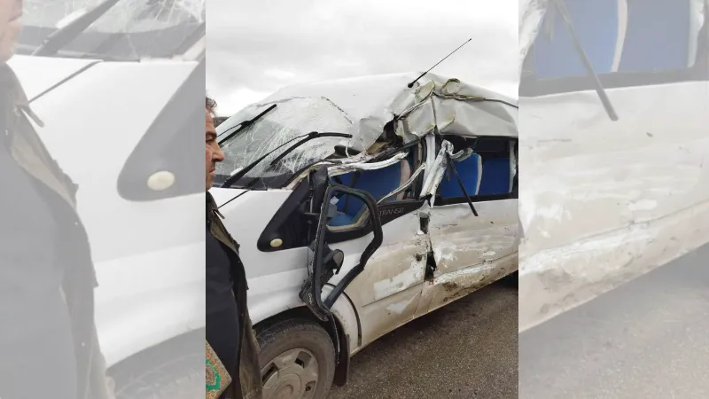 Yolcu minibüsü ile kamyon çarpıştı: 5 yaralı
