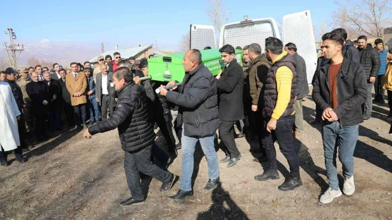 Kalp krizi sonucu hayatını kaybeden lise öğrencisi gözyaşları arasında toprağa verildi