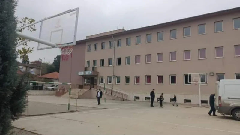 Sarıgöl’de okullara basketbol potaları yerleştirildi