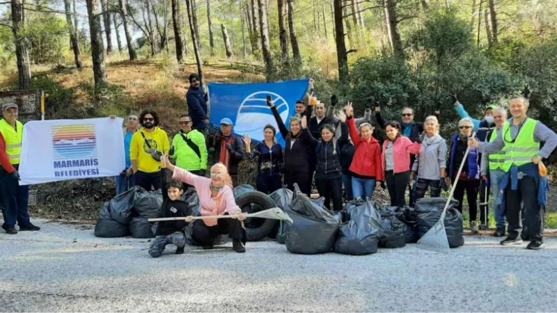 Marmaris doğa gönüllüleri çöp toplama etkinliklerine devam ediyor