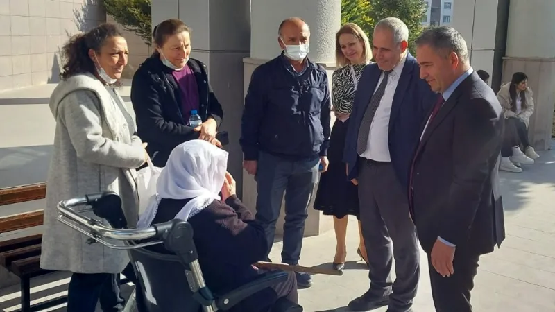 Vali Mete Buhara, hasta ve refakatçılarını dinledi