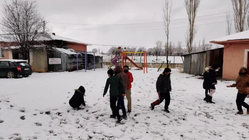 Erzincan’da ilçelere yağan karın keyfini çocuklar çıkardı