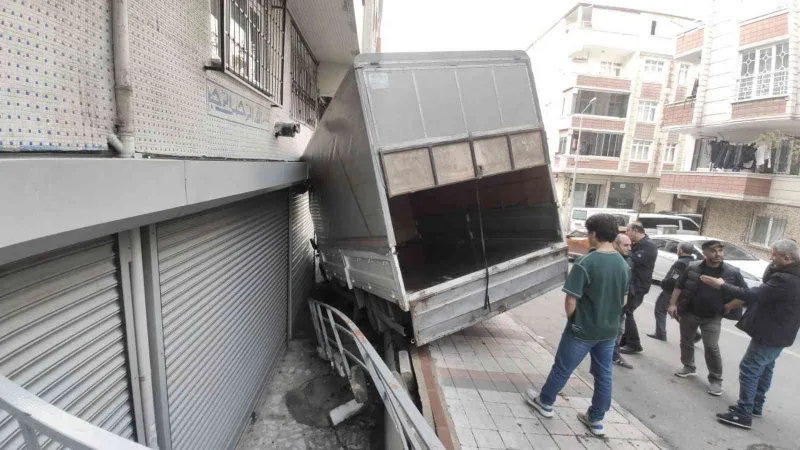 Sultangazi’de freni boşalan kamyonet binaya çarptı