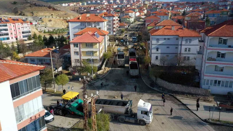 15 günde 3 mahalleye 8 bin ton sıcak asfalt