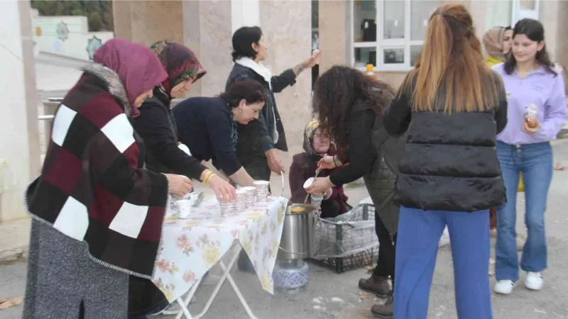 Beyşehirli kadınlardan üniversite öğrencilerine sıcak çorba ikramı