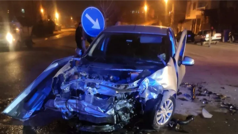 Malatya’da iki otomobil çarpıştı: 1’i ağır 3 yaralı