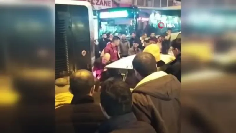 Hatalı park nedeniyle İETT otobüs şoförü ilerleyemeyince trafik yoğunluğu oluştu