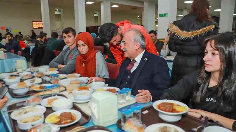 Atatürk Üniversitesi’nde yüksek kalite standardına ulaşan merkezi yemekhane hizmetine devam ediyor