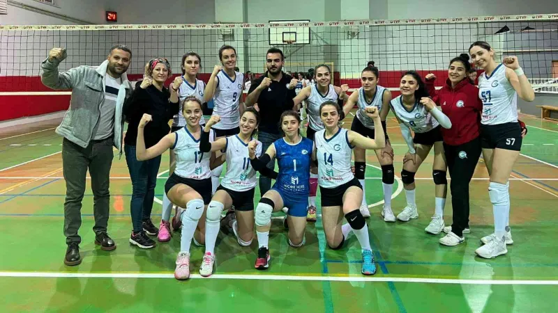 Malatya temsilcisi voleybolcular zirveyi bırakmıyor
