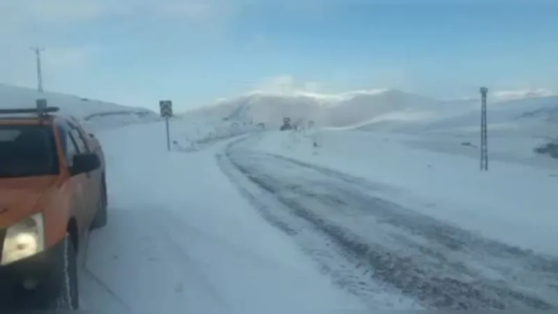 Bayburt’un yüksek kesimlerinde kar ve tipi etkili oldu