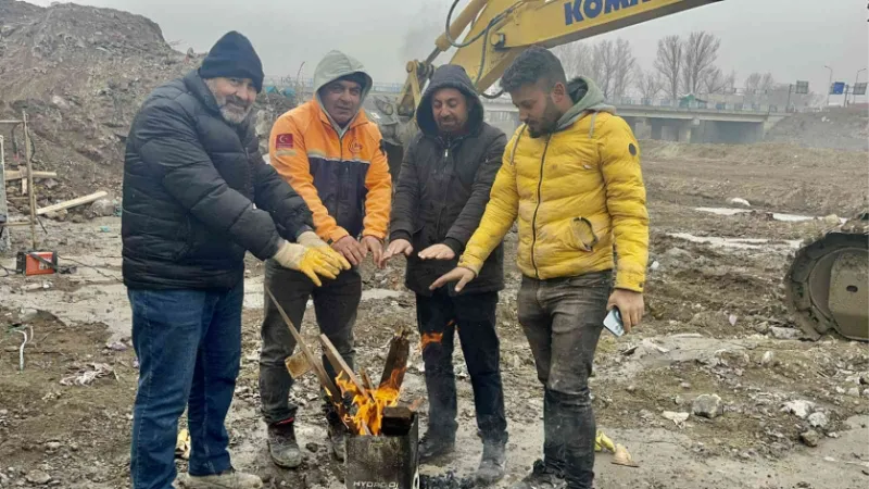 Dondurucu soğukta çalışan işçiler ateş yakıp ısındı